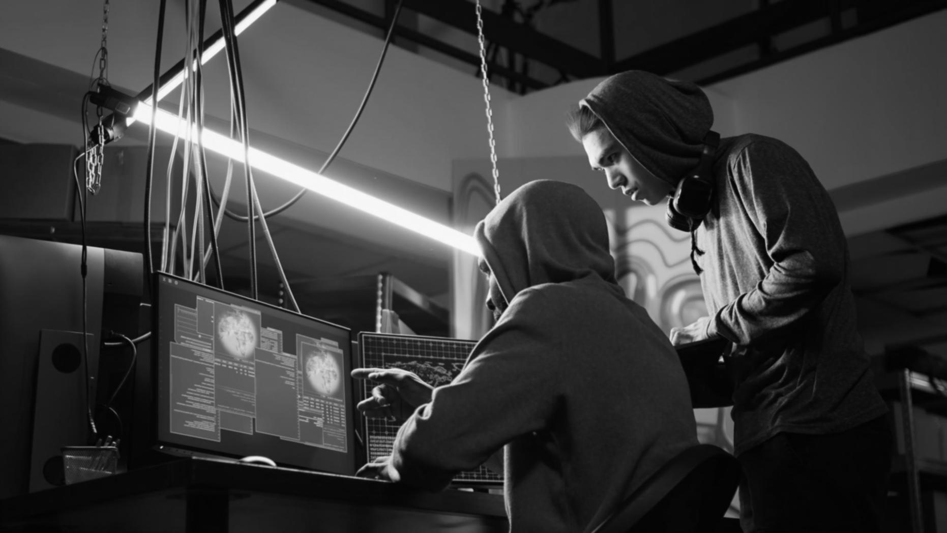 Spazio di lavoro creativo con focus su tipografia e design